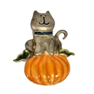 Halloween cat sitting on a pumpkin gold-tone brooch/pin.